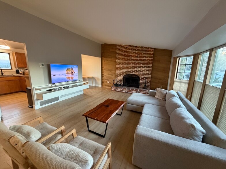 Building Photo - 2028 N Havichur Loop