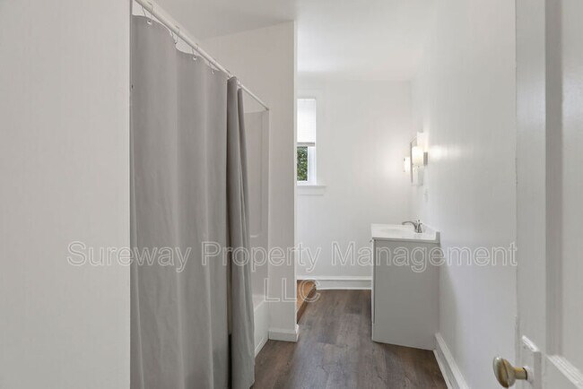 Building Photo - 1036 Collings Ave