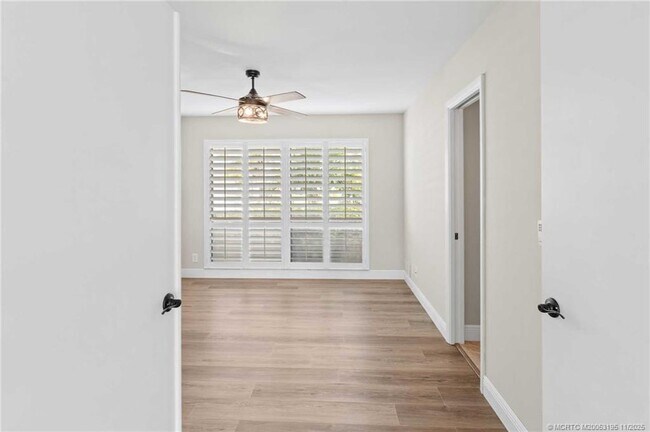 Building Photo - 2385 SW Creekside Dr