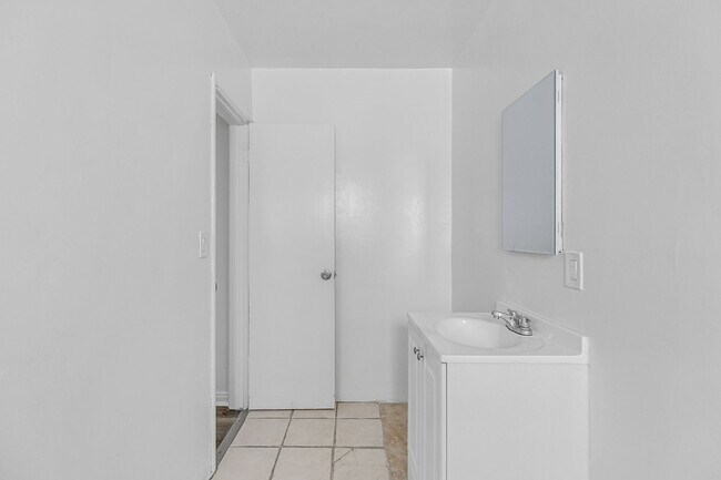 Building Photo - 13410 S Vermont Ave