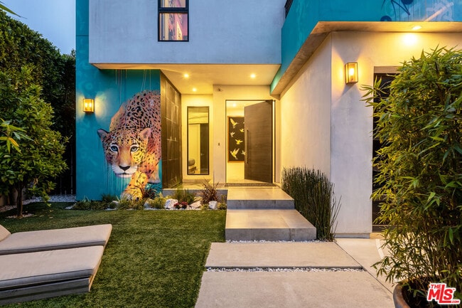 Building Photo - 1540 N Curson Ave