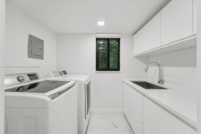 Building Photo - 112 E 1st Ct