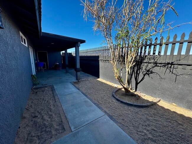 Building Photo - 67890 Alameda Dr