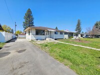 Building Photo - $2,100 - 4 Bed / 1 Bath Home with Fully Fe...