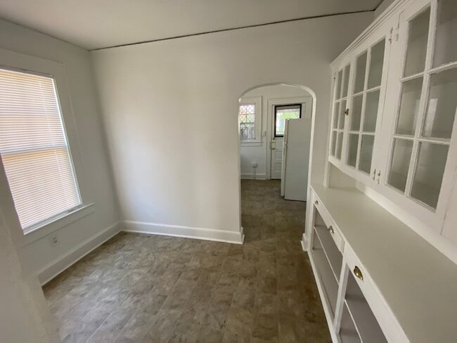Building Photo - 702 Maupas Ave