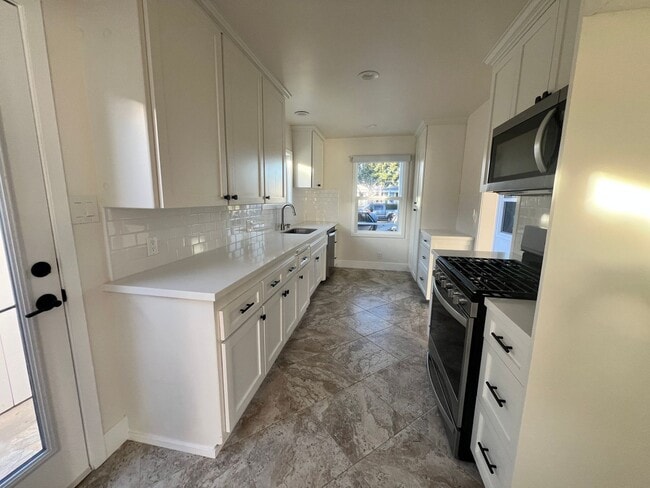 Building Photo - Beautifully Maintained 3 bedroom home