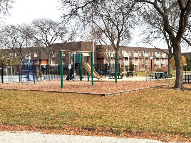 Building Photo - 2 Villa Verde Dr