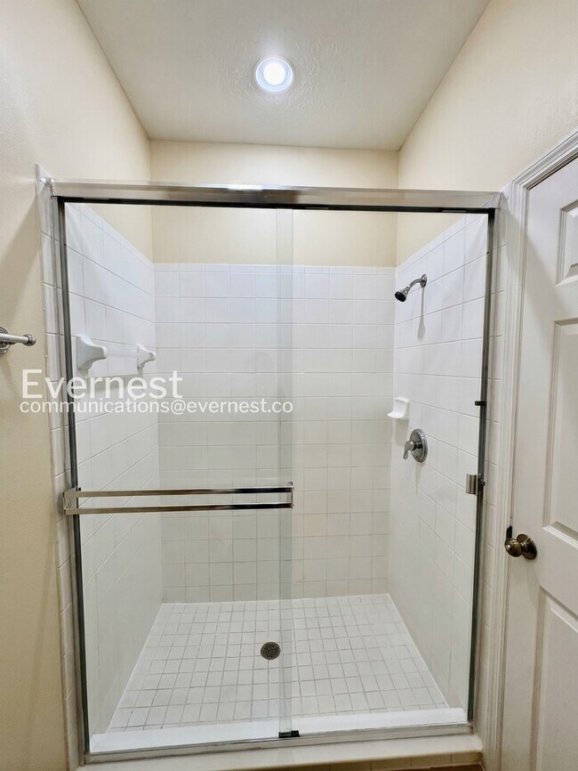 Building Photo - Limited Time Special Offer / 3 Bed, 2 Bath Home with Garage / Pet-Friendly / Vouchers Accepted / ...