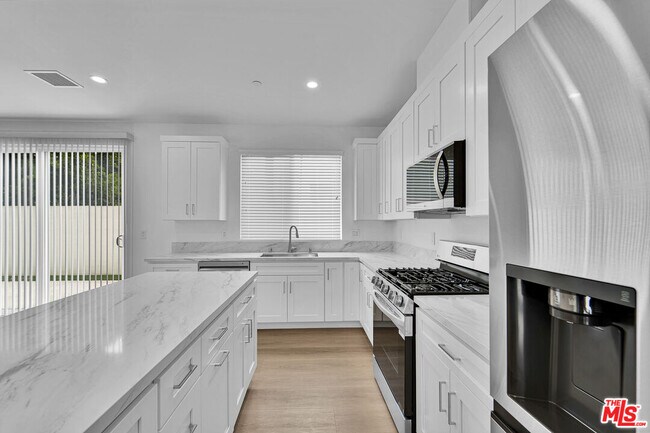 Building Photo - 8702 Silver Way