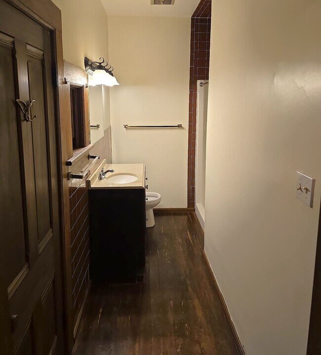 Building Photo - 4 Bed, 2 Bath, Home Office, Pet Friendly!!