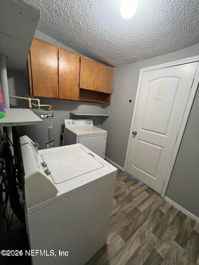 Building Photo - 6634 Kinlock Dr