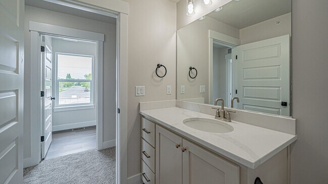 Building Photo - Beautiful 4-Bedroom Townhome for Rent off of Sunnyside in Idaho Falls