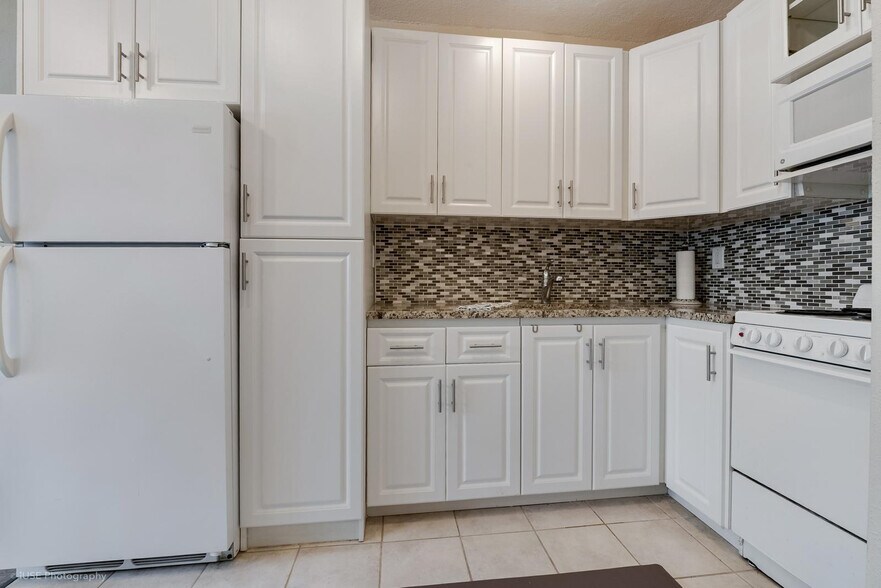 Building Photo - 2539 S Bayshore Dr