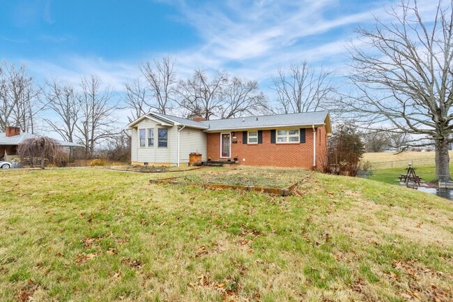 Building Photo - 3 Bedroom / 2.5 Bath Home ? Johnson City, TN
