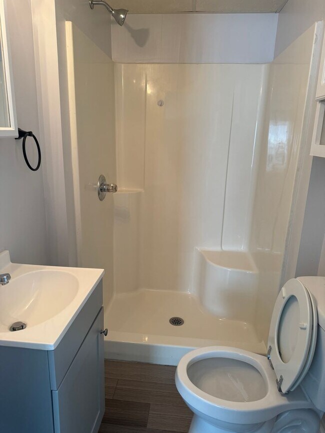 Building Photo - 453 Mooreland Ave