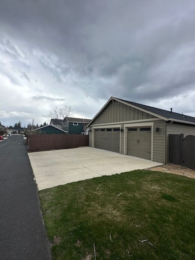 Building Photo - 63266 NW Newhall Pl