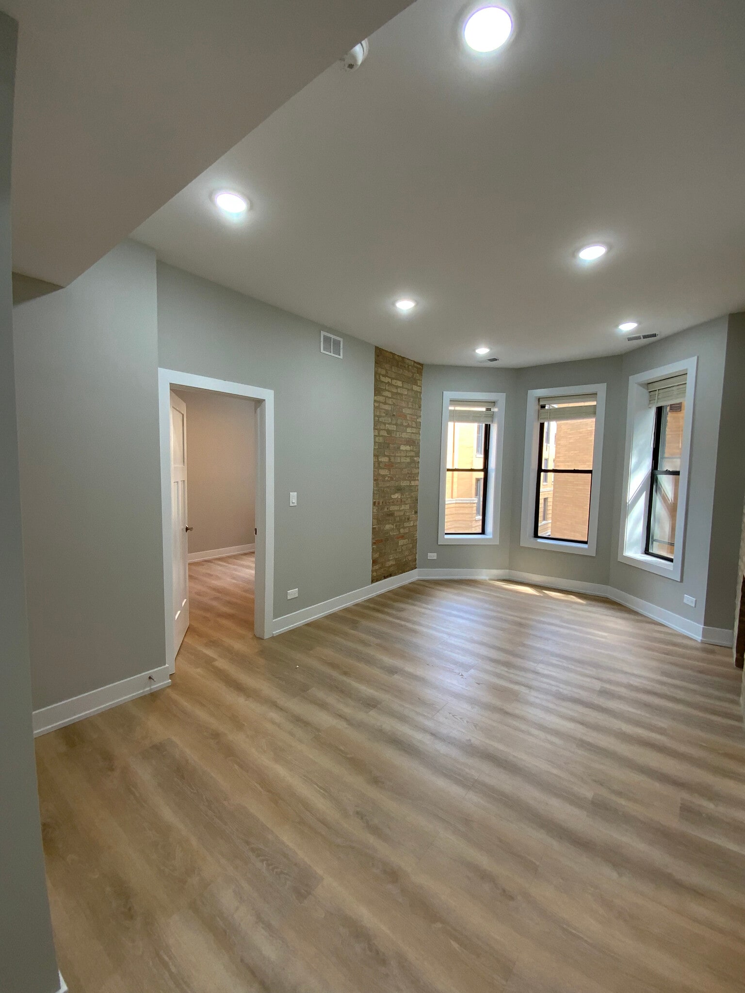 Building Photo - 423 W Belden Ave