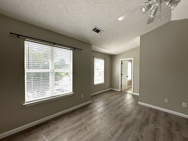 Building Photo - 5 Bedroom, 3 Bath Home Priced to Rent!