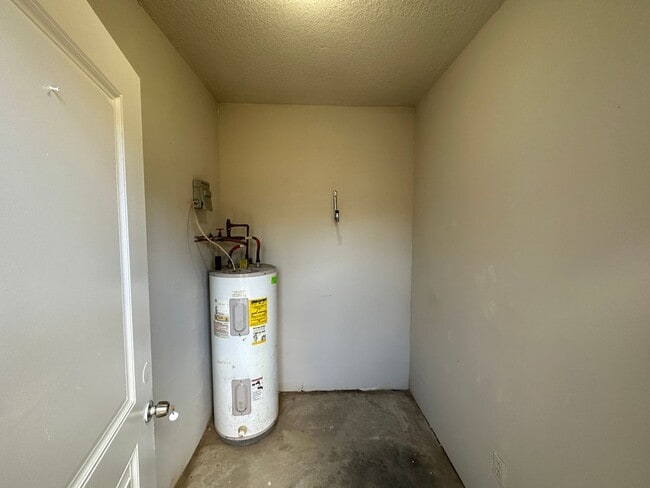 Building Photo - 2 Bedroom 2 bath unit for rent ~ water, se...