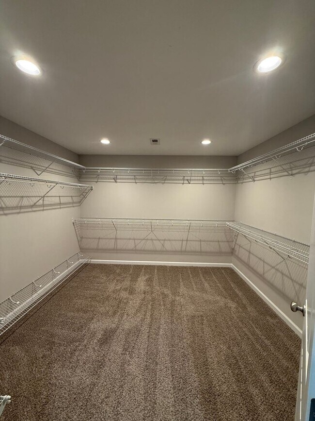Building Photo - Pet Friendly Four Bedroom!