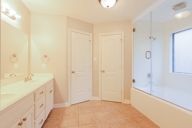 Building Photo - 612 Spruce Dr