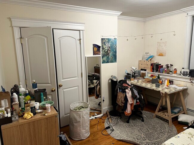 Building Photo - 27 Glenville Ave