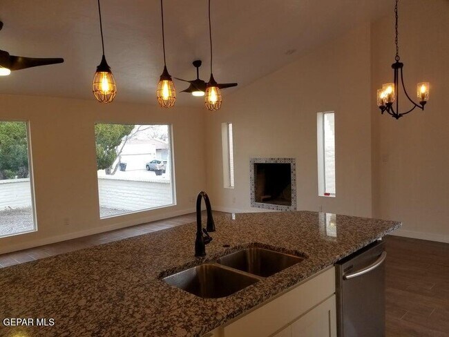 Building Photo - 129 S Apache Gold Lp