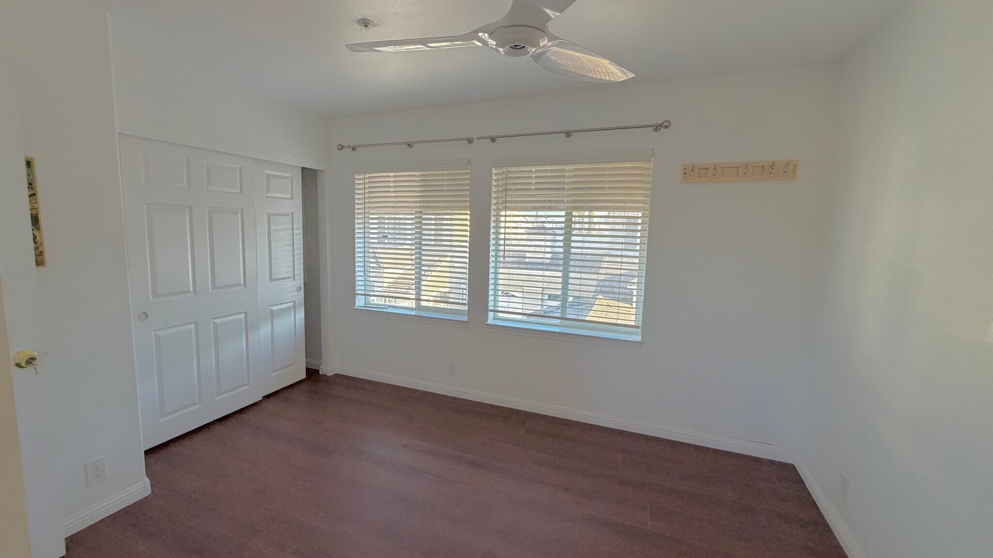 Jack & Jill bedroom with hardwood floors - 700 Lido Park Dr