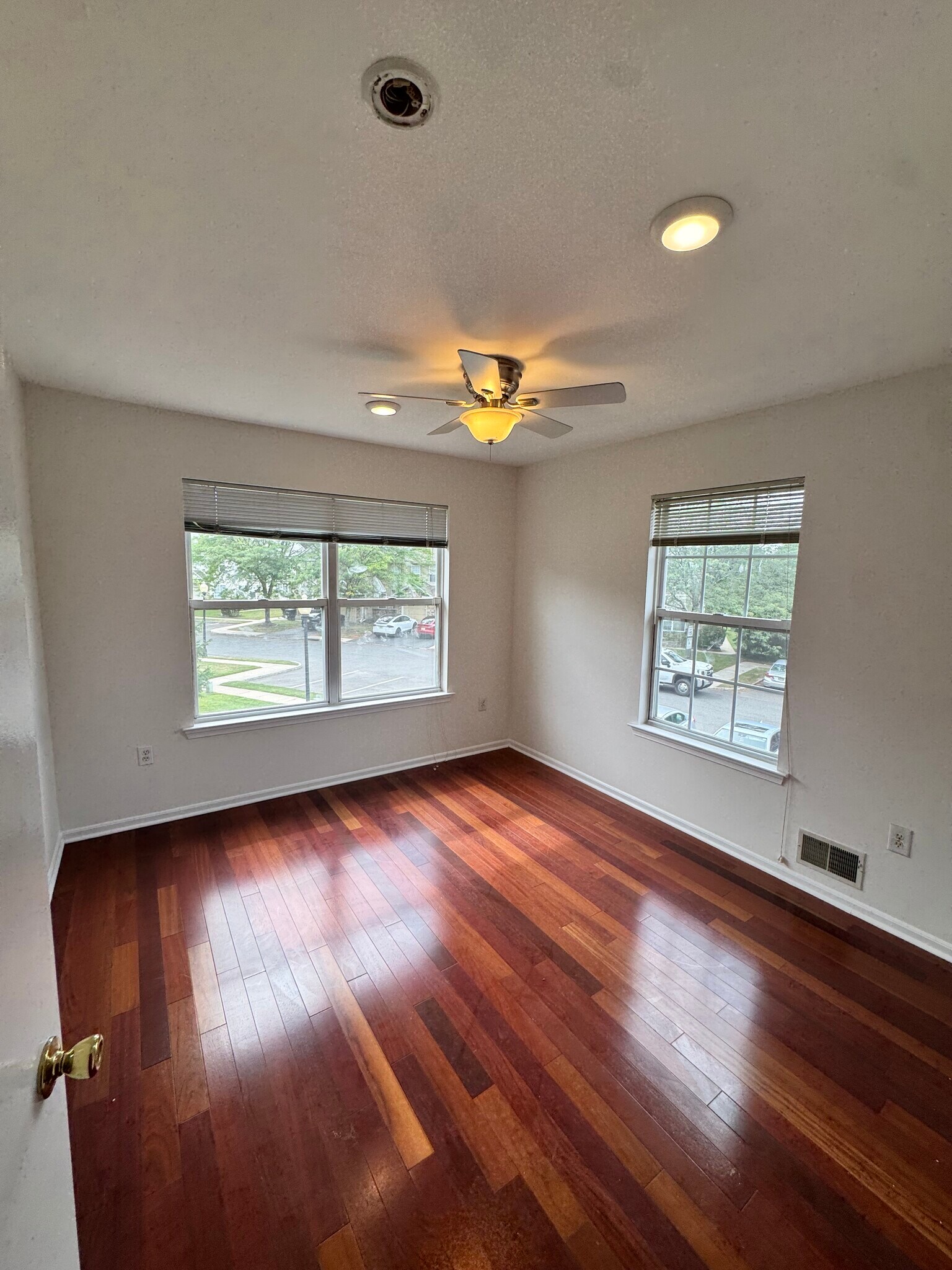 Building Photo - 305 Cobblestone Ct