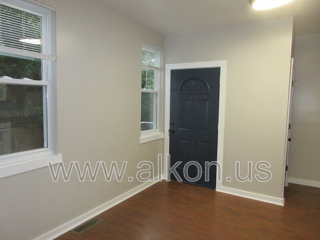 Building Photo - 620 Loretta St