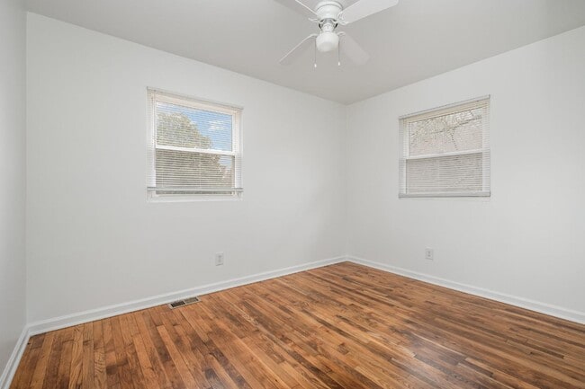 Building Photo - 825 Norwood Dr