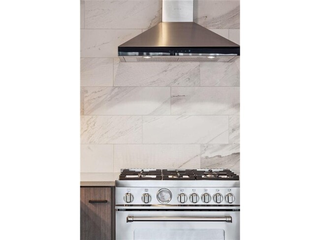 Building Photo - 253 Lake St E