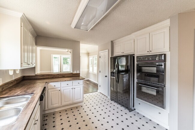 Building Photo - 2014 Fairway Hills Dr