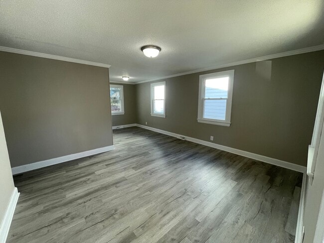 Building Photo - 613 Caldwell Ave NE