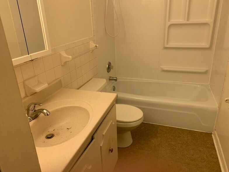 Full bath - 748 W Lake Ave