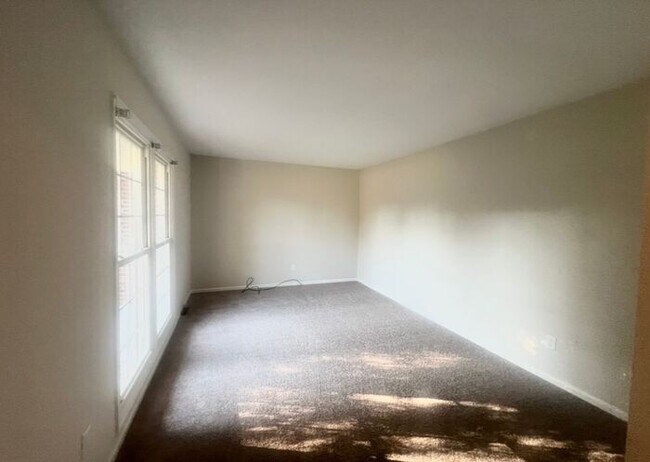 Building Photo - Brick one level home, Live Oak Tree, 3-4 bedrooms, fenced yard, deck.