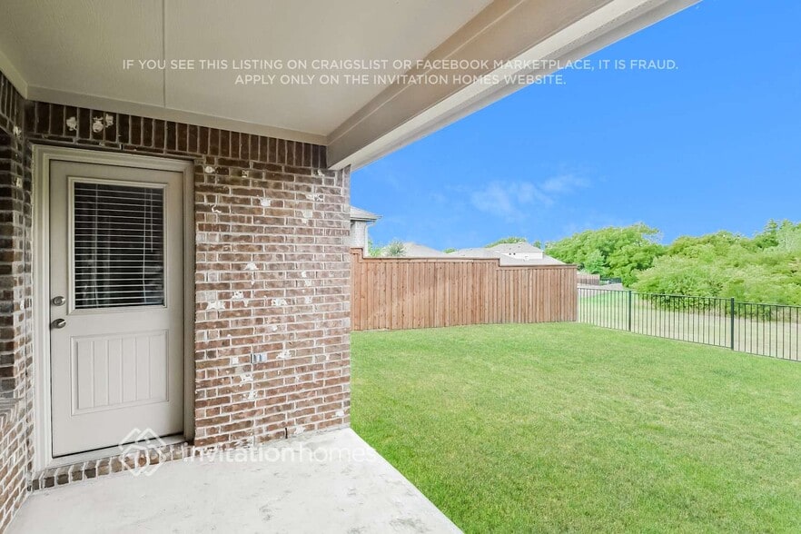 Building Photo - 1790 Alamandine Ave