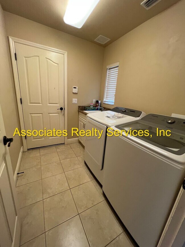 Building Photo - GORGEOUS Home in Garison Way!