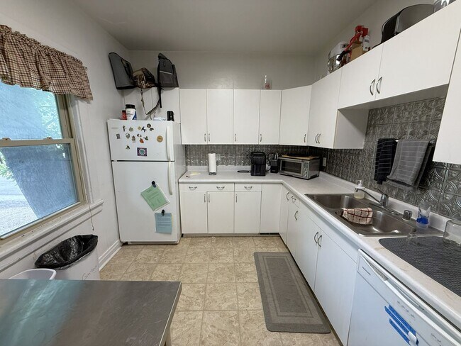 Building Photo - 1325 St James Ct