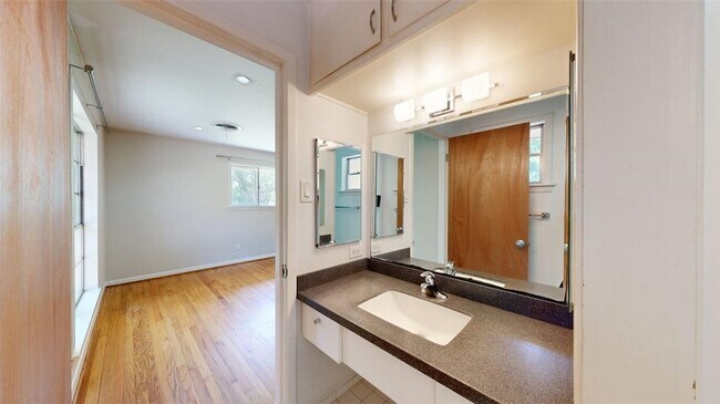 Building Photo - 203 W Brookside Dr