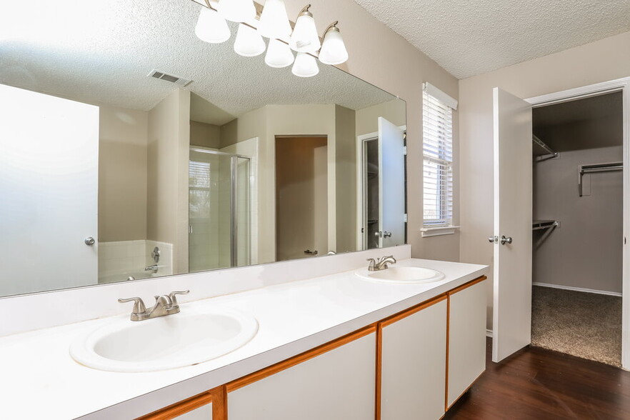 Building Photo - 1511 Columbia Dr