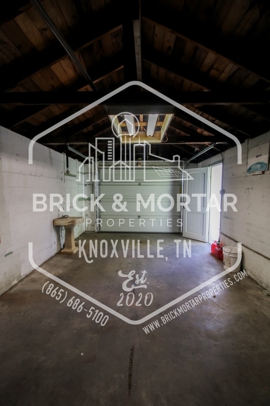 Building Photo - 1407 Charles Dr NE