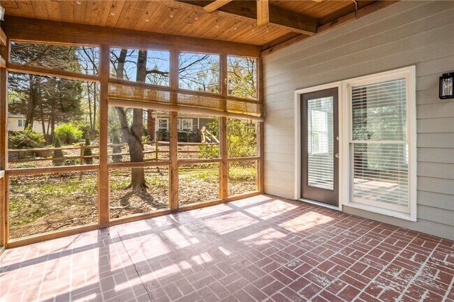 Building Photo - 1813 N Creek Cir