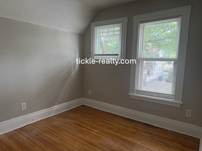 Building Photo - Large 4 Bedroom 2 Bath Single Family Home!...