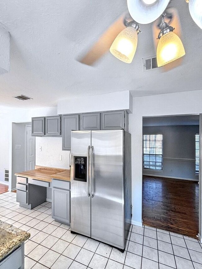 Building Photo - 4330 Meadow Springs Dr