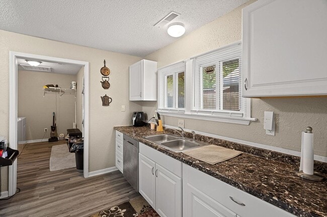 Building Photo - Charming 3 Bedroom Home Near Columbia College
