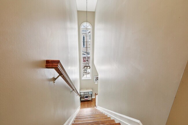 Building Photo - 273 Roslyn Ct