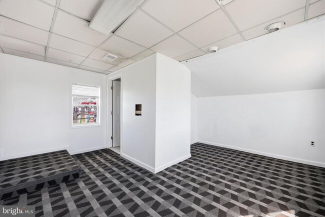 Building Photo - 7909 Oxford Ave