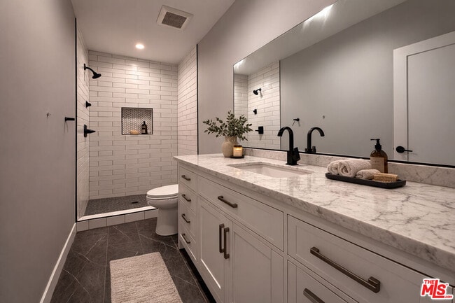 Building Photo - 1307 Tamarind Ave