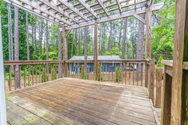 Building Photo - 465 Crestview Rd